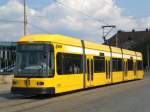 Dresden: Straenbahnlinie 4 nach Laubegast Kronstdter Platz an der Haltestelle Innere Neustadt Neustdter Markt.(27.7.2011)