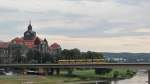 Eine Straenbahn quert die Elbe in Dresden.(6.8.2012)