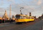 Tw.224 269+Tw.244 046 berqueren im letzten Abendlicht des 05.06.2013 die Augustusbrcke,links im Hintergrund die Dresdner Frauenkirche.