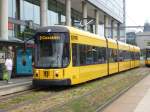 Der Wagen N.2817 der Dresdner Tram steht hier in der Haltestelle  Hauptbahnhof Nord .