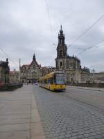 Eine Tram der Linie 9 nach Kaditz fhrt hier auf der Augustusbrcke.