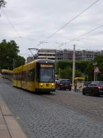 Eine Tram der Linie 8 fhrt hier am 09.08.2013 auf der Augustusbrcke in Dresden.