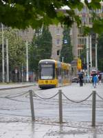 Eine Tram der Linie 7 nach Weixdorf macht hier gerade Halt...