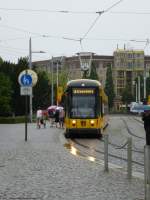 Eine Tram der Linie 3 nach Coschtz macht hier gerade Halt...