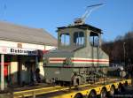 Am 2.12.2006 war im Weieritzpark Freital-Comannsdorf auf einem Tieflader der Pressnitztalbahn die E-Lok 3091 der ehemaligen Freitaler Gterstraenbahn Freital-Deuben - Dresden zu sehen. Interessant sind u.a. die Vorsatzscheiben an den Scheinwerfern und der Lyrabgel.
