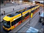 Tram2581 der Dresdner Verkehrsbetriebe an der Haltestelle Dresden Hbf.