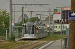 Rheinbahntriebwagen 2013 steht an der Endhaltestelle im Medienhafen in Düsseldorf und wartet auf die nächte Tour als Linie 707 nach Unterrath.