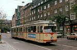 Der Rheinbahn-GT 8 2654 fährt in der zweiten Hälfte der 1970er Jahre von der Haltestelle Karolinger Platz in Richtung Uni-Kliniken ab