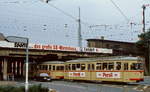 Der Vierachser 2107 der Rheinbahn hat in der zweiten Hälfte der 1970er Jahre die Unterführung der DB-Strecke Neuss-Düsseldorf am Bilker Bahnhof unterquert.