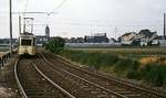 Anlässlich des 90. Hafengeburtstages ist der Aufbau-Tw 379 am 31.05.1986 in Düsseldorf-Hamm in Richtung Hafen unterwegs