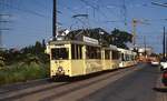 Auch zum 100. Hafenjubiläum im Jahre 1996 wurden Sonderzüge eingesetzt, wie hier der Aufbau-Tw 380 in Düsseldorf-Hamm, dahinter einer der damals noch neuen Niederflurwagen