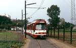 Ab den 1990er Jahren erschienen die GT8S auf der Linie 708. Obwohl Zweirichtungsfahrzeuge, nutzten auch sie das Gleisdreieck in Düsseldorf Hamm wie hier der GT8S 3053 im Juni 1996.