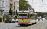 Auf der Corneliusstraße ist der historische Achtachser 2656 am 08.09.2019 als kostenloser Zubringer zur Fahrzeugausstellung im früheren Rheinbahn-Betriebshof  Am Steinberg  in Richtung