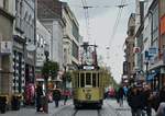 Durch die dichtbelebte Neusser Innenstadt bahnt sich der Rheinbahn-Museumstriebwagen 954 am 09.11.2019 seinen Weg in Richtung Hauptbahnhof