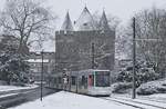 Bei leichtem Schneefall trifft der Rheinbahn-NF10 2032 am 07.02.2021 an der Haltestelle Neuss Stadthalle ein.