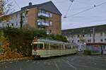 In der Einfahrt zum früheren Rheinbahn-Betriebshof Am Steinberg wartet der ex-Fernbahn-Triebwagen K66 2269 am 06.11.2021 auf Fahrgäste für die letzte Fahrt des Tages zum Hauptbahnhof