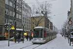 Auf dem Weg durch die Neusser Fussgängerzone hält der Rheinbahn-NF10 2029 am 17.01.2024 an der Haltestelle Glockhammer