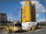 Die Rheinbahn-Tram 2664, eingesetzt auf der Linie 712, fhrt am 31.03.2010 beim Schadowplatz an Baustelleneinrichtungen fr die neue U-Bahn-Strecke  Wehrhahnlinie  vorbei.