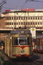 Dsseldorf Tw 2113 mit Beiwagen 1822 an der zentralen Haltestelle Jan Wellem Platz, 22.04.1987.