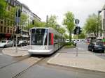  Dsseldorf: Straenbahnlinie 712 nach S-Bahnhof Ratingen-Mitte an der Haltestelle Dsseldorf-Altstadt Heinrich-Heine-Allee.(12.5.2013) 