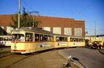 Dsseldorf Tw 2358 biegt von der Rather in die Merziger Strae um die Endschleife der Sl 704 zu befahren, 25.09.1986.