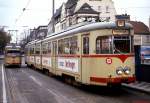 Im Februar 1981 begegnen sich an der Haltestelle Belsenplatz der für die Fernbahnlinie K nach Krefeld gebaute Tw 2262 als Linie 76 und der GT 6 2358, der auf der Linie 705 von Neuss nach