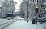 Am 18.12.2010 ist eine NF 8U-Doppeltraktion auf der Linie 712 zwischen den Haltestellen Rather Kreuzweg und Rather Waldstadion unterwegs nach Ratingen.