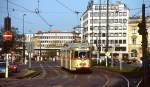 Der Rheinbahn-Tw 2267 verlässt um 1990 die Haltestelle Jan-Wellem-Platz. Diese Zweirichtungsfahrzeuge vom Typ K66 wurden 1966 für die Fernbahnlinie K beschafft, um die dort noch benötigten Triebwagen aus den 1920er Jahren zu ersetzen. Nach der Ablösung durch die in den 1970er Jahren in Dienst gestellten GT8 wurden sie auf innerstädtischen Linien, zuletzt auf der 702, eingesetzt. Vom Jan-Wellem-Platz, dem einstmals größten Straßenbahnknotenpunkt in Düsseldorf mit acht Bahnsteiggleisen, ist nicht viel übrig geblieben. Heute führen noch je zwei Gleise in Nord-Süd- bzw.Ost-West-Richtung. Im Januar 2016, nach Inbetriebnahme der Ost-West-U-Bahn, wird auch der hier abgebildete Streckenabschnitt verschwunden sein.