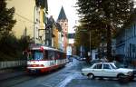 Kurz vor Stilllegung der Strecke durch den Gerresheimer Ortskern verlässt der GT8S 3058 im November 1988 die Haltestelle Neusser Tor, im Hintergrund die Basilika St.