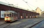 Anfang der 1980er Jahre wartet der Großraumwagen 2109 vor dem Betriebshof Am Steinberg auf seinen nächsten Einsatz.