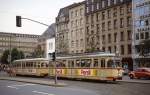 Mit einem zum Beiwagen umgebauten früheren Triebwagen ist der gut besetzte Großraumwagen 2111 Mitte der 1980er Jahre auf der Heinrich-Heine-Allee in Richtung Jan-Wellem-Platz unterwegs