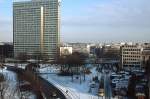 Dieser Blick auf den Düsseldorfer Jan-Wellem-Platz bot sich im Dezember 2009, im Vordergrund ein GT8 auf der Linie 712.