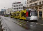 Straßenbahn 3366 der Rheinbahn Düsseldorf als 712 nach Ratingen Mitte schlängelt am Wehrhahn um die Tunneleinfahrt der neuen unterirdischen Linienführung herum, diese wird nach dem