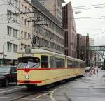 Oldtimereinsatz anläßlich der Eröffnung der Wehrhahnlinie in Düsseldorf am 20.02.2016: Der Sechsachser 2432 mit Beiwagen 1680 ist auf der Kasernenstraße an der Kreuzung mit