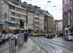 Historische Straßenbahn im Stadtverkehr.