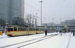 Die Rheinbahn Düsseldorf im Winter: Der GT6 2701 verläßt Mitte der 1980er Jahre die Haltestelle Jan-Wellem-Platz.