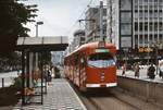 Bis zur Inbetriebnahme des Innenstadttunnels fuhren die Duisburger Straßenbahnen oberirdisch durch die Königstraße, hier trifft der Achtachser 1049 Mitte der 1980er Jahre an der