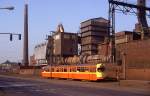 Duisburg Tw 1242 in Angerhausen vor der Kulisse des ehemaligen Berzelius Werkes, 25.04.1987.