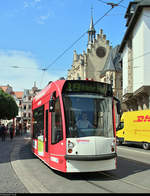 Historisches Rathaus und moderne Straßenbahn in Erfurt:  Siemens Combino Advanced, Wagen 637 mit Eigenwerbung, der Erfurter Verkehrsbetriebe AG (SWE EVAG) als Linie 3 von Europaplatz nach