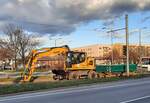 Wochenendruhe für den ROHDE Bahnbau Liebherr 922 Rail Litronic (D-ROHDE 99 80 9903 951-8) am 03.04.2021 an der Haltestelle Europaplatz im Norden von Erfurt.