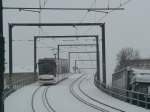 Ein Combino auf der Linie 5 nach Erfurt Hauptbahnhof berquert die Eisenbahnberfhrung in Erfurt Nord.