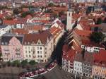 Vom Domplatz in Erfurt fährt eine Combino-Straßenbahn in die Marktstraße ein.