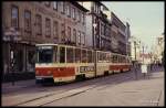 Tatra Tram Wagen 408 auf der Linie 5 in der Innenstadt von Erfurt am 21.11.1990.