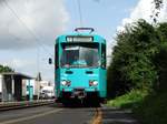 VGF Düwag Pt-Wagen 728 am 20.08.17 in Frankfurt am Main beim Pausieren an der Hugo Junkers Straße als Linie V