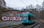 Kurz vor der Endhaltestelle Neu-Isenburg, Stadtgrenze passiert Wagen 040 der VGF die stillgelegte Wagenhalle Neu-Isenburg.