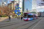 VGF Bombardier Flexity Classic S-Wagen 235 am 30.11.19 am Willy Brandt Platz in Frankfurt am Main mit neuer Tel Aviv Vollwerbung