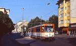 Triebwagen der Frankfurter Straßenbahn: Der P 686 verlässt im Sommer 1986 die Haltestelle auf der  Frankfurter Straße am Ledermuseum in Offenbach.