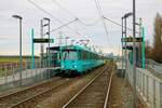 VGF Düwag Pt-Wagen am 07.01.23 mit dem Wagen 727 bei einer Sonderfahrt in Frankfurt am Main   vom Bahnsteig aus fotografiert