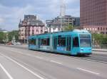 Eine Straenbahn der Linie 21 berquert am 01.06.2005 die Friedensbrcke ber den Main in Frankfurt am Main.