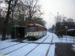 An der Haltestelle Ferdinand-Dirichs-Weg ist am Abend des 26.01.2006 gerade der 10. Zug der Linie 12 nach Fechenheim mit dem Pt-Triebwagen 681 in alter Farbgebung vorgefahren, der auf der
verschneiten Strecke am Waldrand erschwerte Bedingungen hat, um seinen Dienst zu leisten.